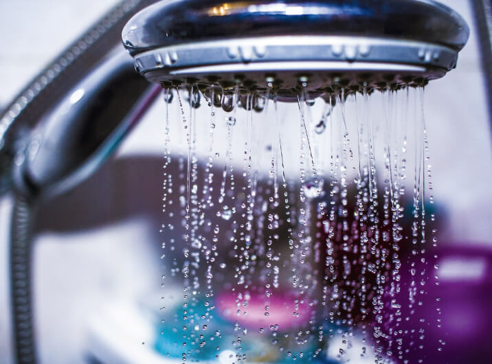 Wasser strömt aus Duschkopf