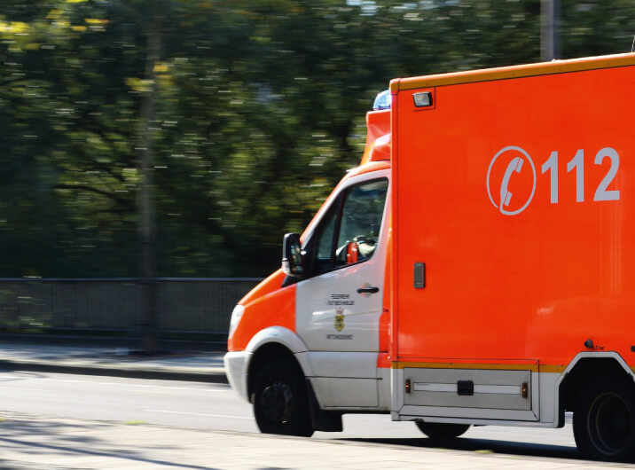 Krankenwagen fährt über Straße