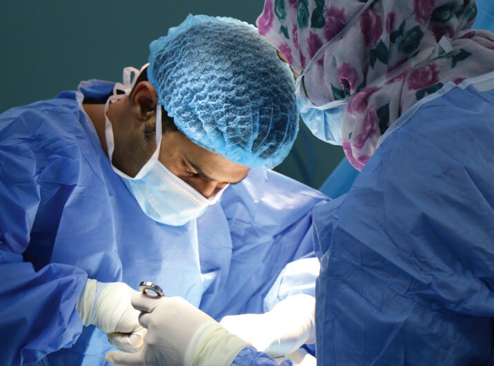 Operateur und Assistentin bei OP