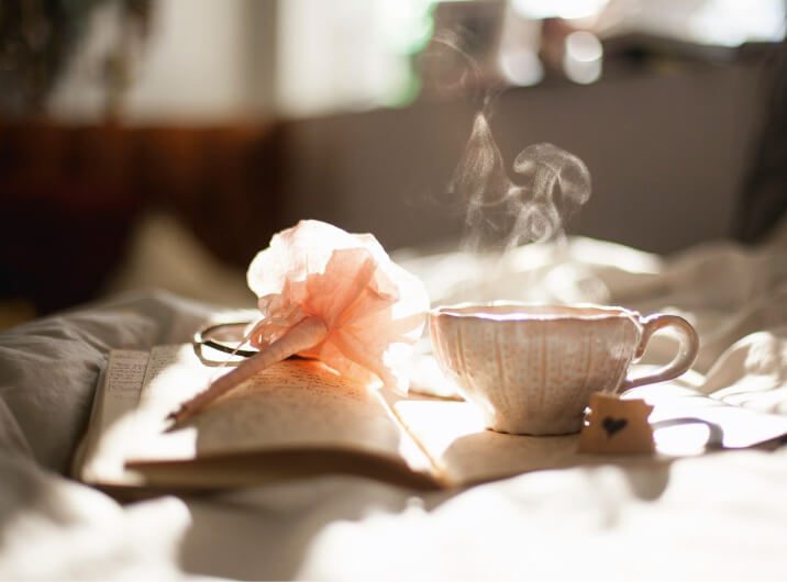 Tee, Buch und Blume zur Entspannung